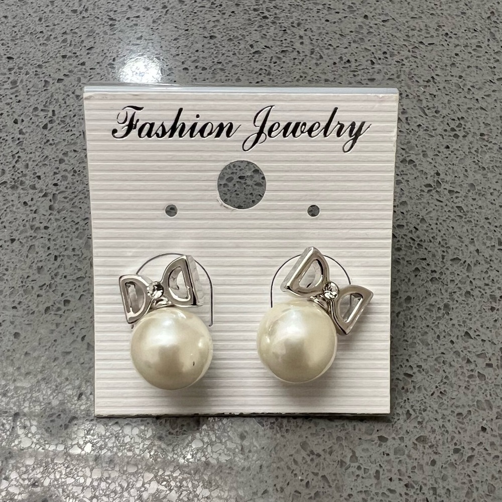 Fashion pearl earrings